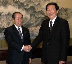 LDP's Nonaka shakes hands with Chinese Premier Zhu